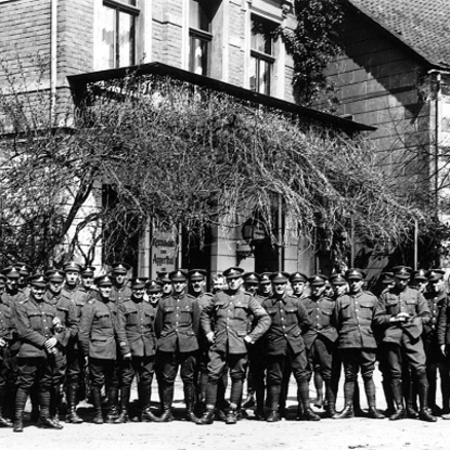 Britische Soldaten vor dem Hotel Hermanns (Schnitzler) Ecke Hauptstraße/Kirchstraße