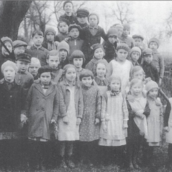 Schulfoto um 1940 mit Lehrer Karbach. 
Pfeil: Albert Blum; 2. vr: seine Frau Marianne