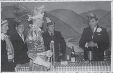 Karnevalssitzung 1952 im Pfarrheim. Vlnr.: Josef Breuch, Jean Krieger, Karnevalsprinz Gerhard Schönenborn, Erich Klein, Sitzungspräsident Adolf Heimig.