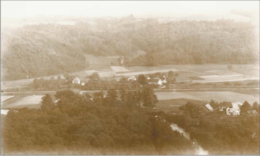 Foto vor 1900 etwa von der Höhe hinter der Dornhecke her gesehen. Vorne rechts neben dem Aggerlauf ist Büchel und in der Mitte hinter den Eisenbahngleisen und der „Chaussee“ liegt Broich.
