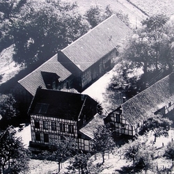 Der untere Knipscher Hof von Norden mit Wohnhaus, Kuhstall, Remise, Pferdestall
und Scheune