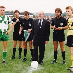 Anstoß durch Rolf Lindenberg bei der Einweihung Rasenplatz, Stadion Donrather Dreieck 1991 mit  BVB-Spielführer Thomas Helmer (rechts). Spielergebnis Stadtauswahl gegen Borussia Dortmund 1:20 Tore. 