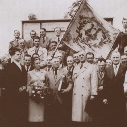 Übergabe der verschwunden Fahne am 18.7.1954 in Odenheim (Pfalz)
