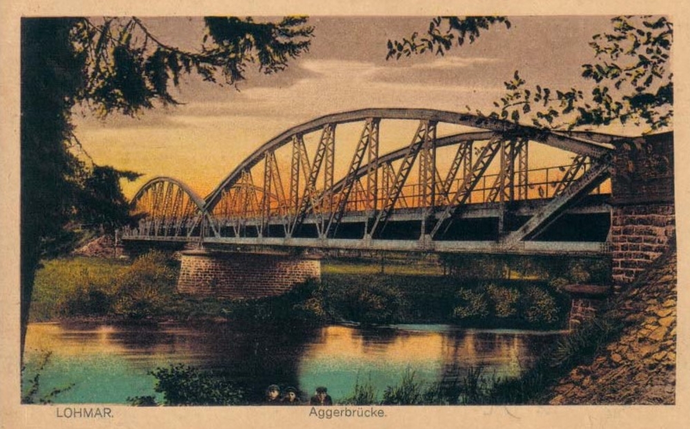 Farblithographie von1899/1900 mit Aggerbrücke von Nordwesten. Besonders gut, die Filigranträgerstäbe, mit den Knotenblechen und Nieten an den Ober- und Untergurten der Brücke befestigt zu erkennen.