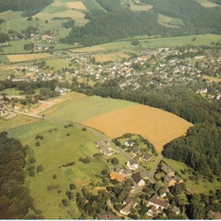 Bild 1990/91 unterer Bildrand: Mücnchhof bis 1923/24 Verwaltungssitz der Gemeinde. Mitte links; Ev Kirche St. Bartholomäus