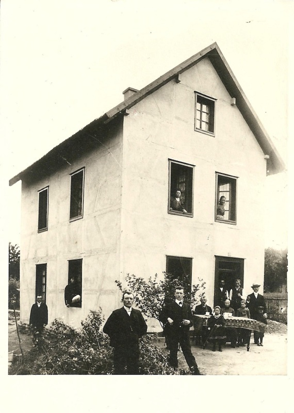 Aufnahme 1900 - 1930. Mann mit Strohut ist wahrscheinlich Johann Müller. Fachwerk ist unter dem Anstrich erkennbar.