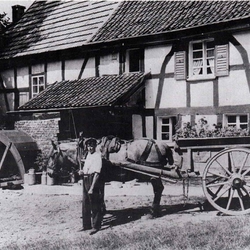Naafmühle, Südansicht 1930er Jahre mit Knecht Fritz Wiel "Hohns Fritz". Das Metall-Mühlrad als Ersatz für das Holz-Mühlrad stammt (1920er Jahre) von der Ingersaueler Mühle.  