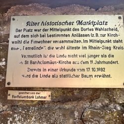 Gedenktafel an der Mauer des historischen Marktplatzes befestigt.