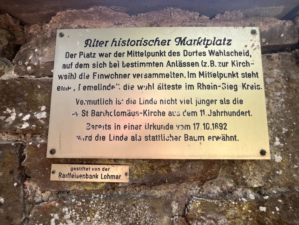 Gedenktafel an der Mauer des historischen Marktplatzes befestigt.