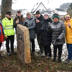 (von links) Doro und Paul Hoeher, Klaus und Cäcilia Obermierbach, Steinmetz Markus Weisheit, Michaela Röhrig, Gitti Bäcker-Gerdes und Ulrike Clever freuen sich über das sichtbare Zeichen ihres Sieges am Eingang von Neuhonrath. Foto Heinz Lenz
