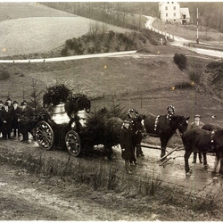 Glockentransport 1927. 
Oben rechts die Gleise von Jexmühle. Links geht es in den Tunnel nach Hoffnungsthal. 