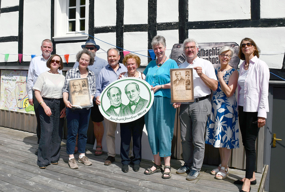 Nachfahren Breuer und Kirchenvertreter: Vl: Pfarrer Dieter Scharf (St. Johannes, Lohmar), Pastorin Barbara Brill-Pflümer (Ev. Kirche Honrath, Emmaus-Gemeinde),Hui von Kalm, Pastor Thomas Weckbecker (Ev. Kirche Wahlscheid), Thomas Kaut, Carola Schlotmann, Dr. Regina Schmitz-Kollwitz, Thomas Taxacher, Pfarrer am Altenberger Dom, Esther Dufner, Tatjana von la Valette