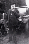 Friedrich Wilhelm Blech, Kolonialwarenhändler im Auelerhof vor seinem Auto