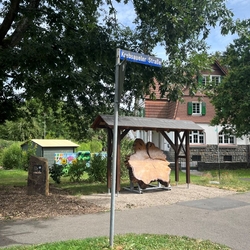 Ortseingang Neuhonrath mit Gedenkstein und "Stammbaum" im Juli 2026. Foto Röger