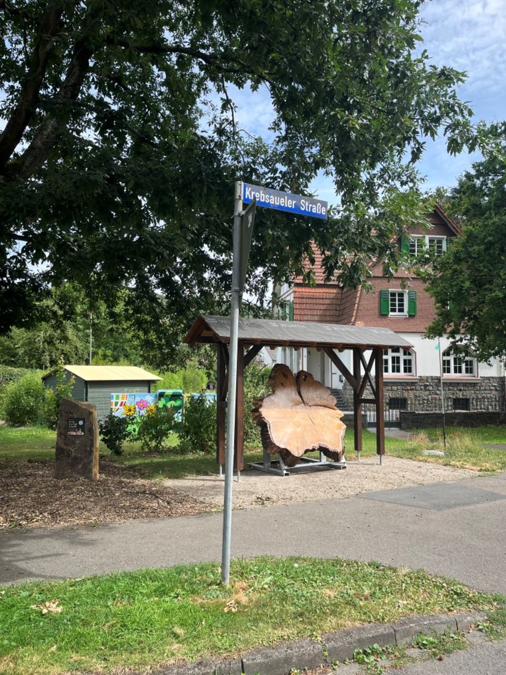 Ortseingang Neuhonrath mit Gedenkstein und "Stammbaum" im Juli 2026. Foto Röger