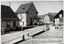 Foto 1957. Links die Schmiede Schneider in der Bachstraße. In dem Haupthaus daneben war ein Haushaltswarengeschäft.