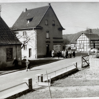 Foto 1957. Links die Schmiede Schneider in der Bachstraße. In dem Haupthaus daneben war ein Haushaltswarengeschäft.