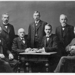 Presbyterium 1912, vlnr: Wilhelm Weber, Scheid; Karl Lindenberg, Agger; Johann Peter Kürten, Linden; Karl Weber, Scheid; Pfr. Martin Zänker; Gustav Lemmer, Großbliersbach; Karl Voß, Großhecken