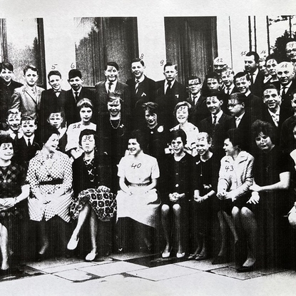1Gunter Eulenpech +,2Günter Kohnert,3Werner Funken,4Lothar Eschbach,5Helmut Schug +, 6Hans Josef Hagen,7Fred Blume,8Werner Künzelmann +,9Wolfgang Kautz,10Klaus Peter Rind?,11Dieter Dunkel,12Lehrer Josef Eberts,13 Helmut Wirtz, 14Paul Fuhrmann?,15Rektor Hans Georg Fingerhut +,16Klaus Niethen +,
17Lehrerin Sonja Marsch,18.Lehrer Ruskowski +, 19Lehrer Bahn,20Lehrer Josef Grunenberg +, 21Lehrer Hermann Bollmann +,22Lehrer Josef Schmitz +,23Dieter Schrahe,25Hermann-Josef Esser, 26Manfred Kühnel +,27Heinz Andreas Kersting,28Ulla Postertz verh Limbach,29Irmtraud Breidenbach v. Siebigterodt,30Annemie Boer verh. Langel,31Margot Heuser verh. Neuhaus,32Jürgen Lichtenberg,33Karl Wagner,34Jochen Schmidt,36Rainer Gärtner+,37Lehrerin Marianne Tyczka,38Anita Ranke verh. Hartgenbusch,39Agnes Schneppenheime,40Ingrid Strunk verh. Brenner,41Waltraud Becker verh Woycichowski +,42Marita Fischer verh. Ludenbach,43Mathilde Potrikus +,44Uschi Falk verh. Bertram,45Marlene Schüller verh. Lupnan