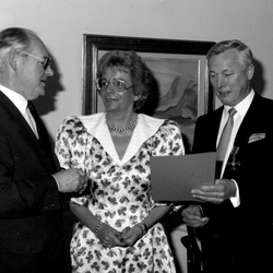 Verleihung Bundesverdienstkreuz, 1987.
vl: Landrat Dr. Franz Möller, Marianne Blum, Albert Blum