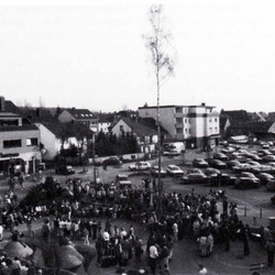 Maibaumsetzen auf dem Frouardplatz, 1987