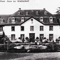 Innenhof von Schloß Auel vor dem 1. Weltkrieg.
