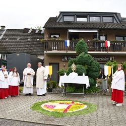 Auf dem Vorplatz zu Bernhard’s Friseurladen, im Herzen von Schachenauel, wurde vor dem Altar wieder ein Blütenteppich gestaltet.