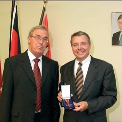 Verleihung Bundesverdienstkreuz an Kurt Stremlau (links) durch Landrat Frithjof Kühn.