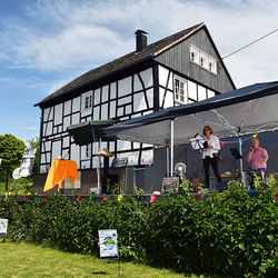 Erstmals wurde die Waldbühne von Windlöck in großem Stil bespielt. Gastgeberin Tatjana von la Valette begrüßte die zahlreichen Gäste, die es sich auf den Bierzeltbänken im Schatten der Scheune bequem gemacht hatten.