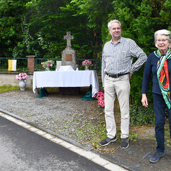 Thomas Kraus und seine Mutter Lieselotte haben wieder den Altar vor dem Wegekreuz hübsch geschmückt präsentiert. Das prächtige Blütenmeer aus ihrem Garten zierte auch in diesem Jahr nicht nur ihren Altar, sondern lieferte auch die Blüten und Blätter für die Blumenteppiche.