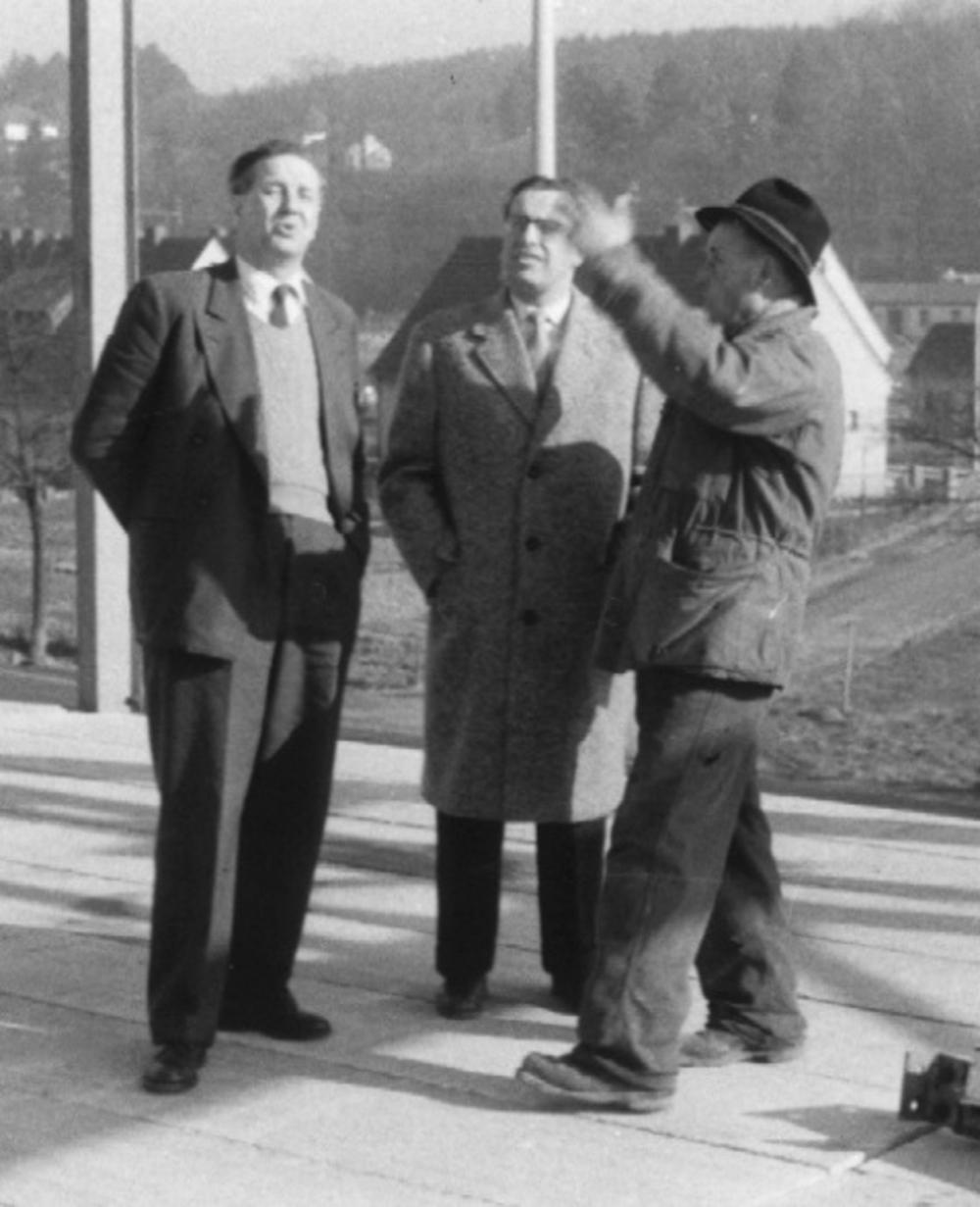 v. l.: Wilfried Becker (Betriebsleiter), Bernhard Walterscheid-Müller, Franz Flögerhöfer beim Bau des Verwaltungsgebäudes in Lohmar
