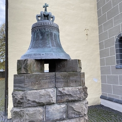 Denkmal an der ev. Sankt Bartholomäus-Kirche in Wahlscheid
