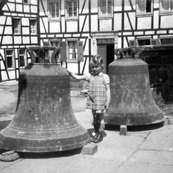 Glocken vor dem Abtransport am 11. Mai 1942.
Links die Marienglocke, rechts die Josefsglocke