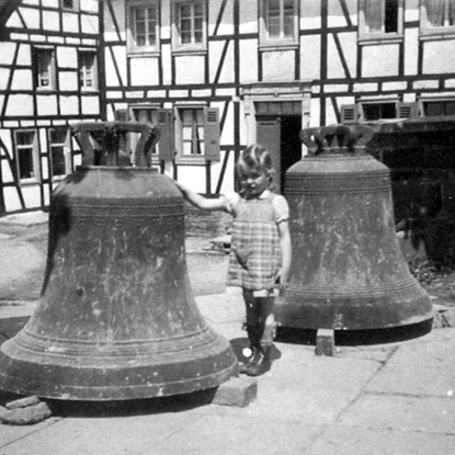 Glocken vor dem Abtransport am 11. Mai 1942.
Links die Marienglocke, rechts die Josefsglocke