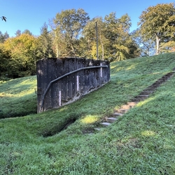 Drosselbauwerk mit Greifvogel-Ansitzstange im Oktober 2026