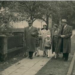 Hauptstraße 1958. Vl:Albert u Christel Roloff mit Kindern Cornelia und Barbara, Hilde u Otto Brüns. Das helle Haus links (Hauptstr.134) gehörte Bertram Hagen.    