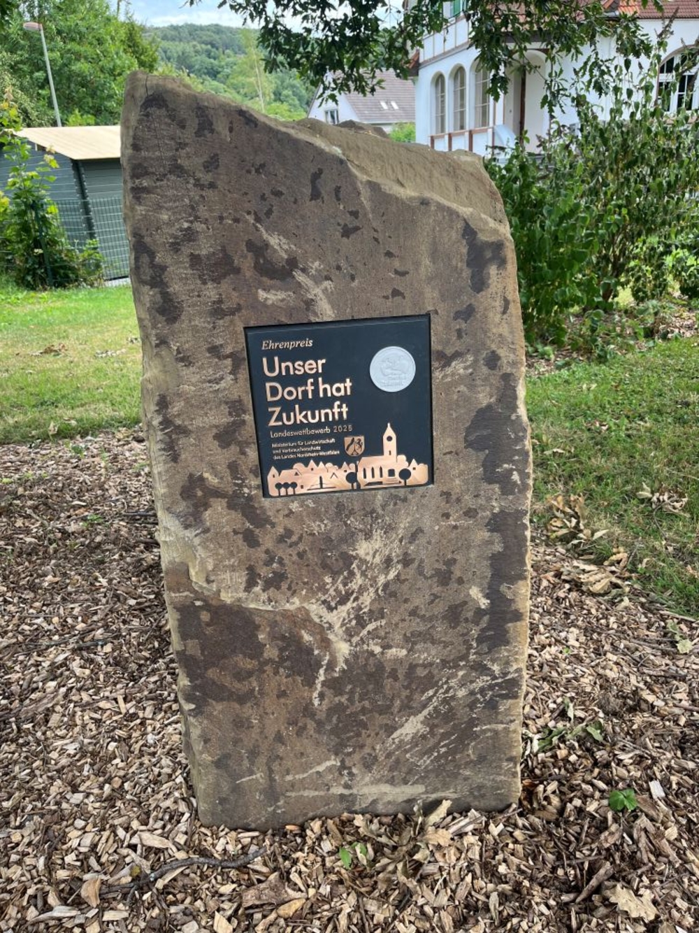 Gedenkstein mit Plakette im Juli 2026. Foto Röger