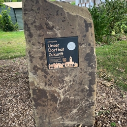 Gedenkstein mit Plakette im Juli 2026. Foto Röger