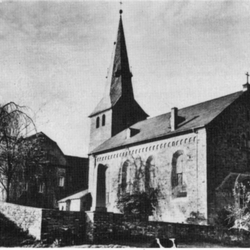 Burghaus und Kirche Honrath – Foto um 1940