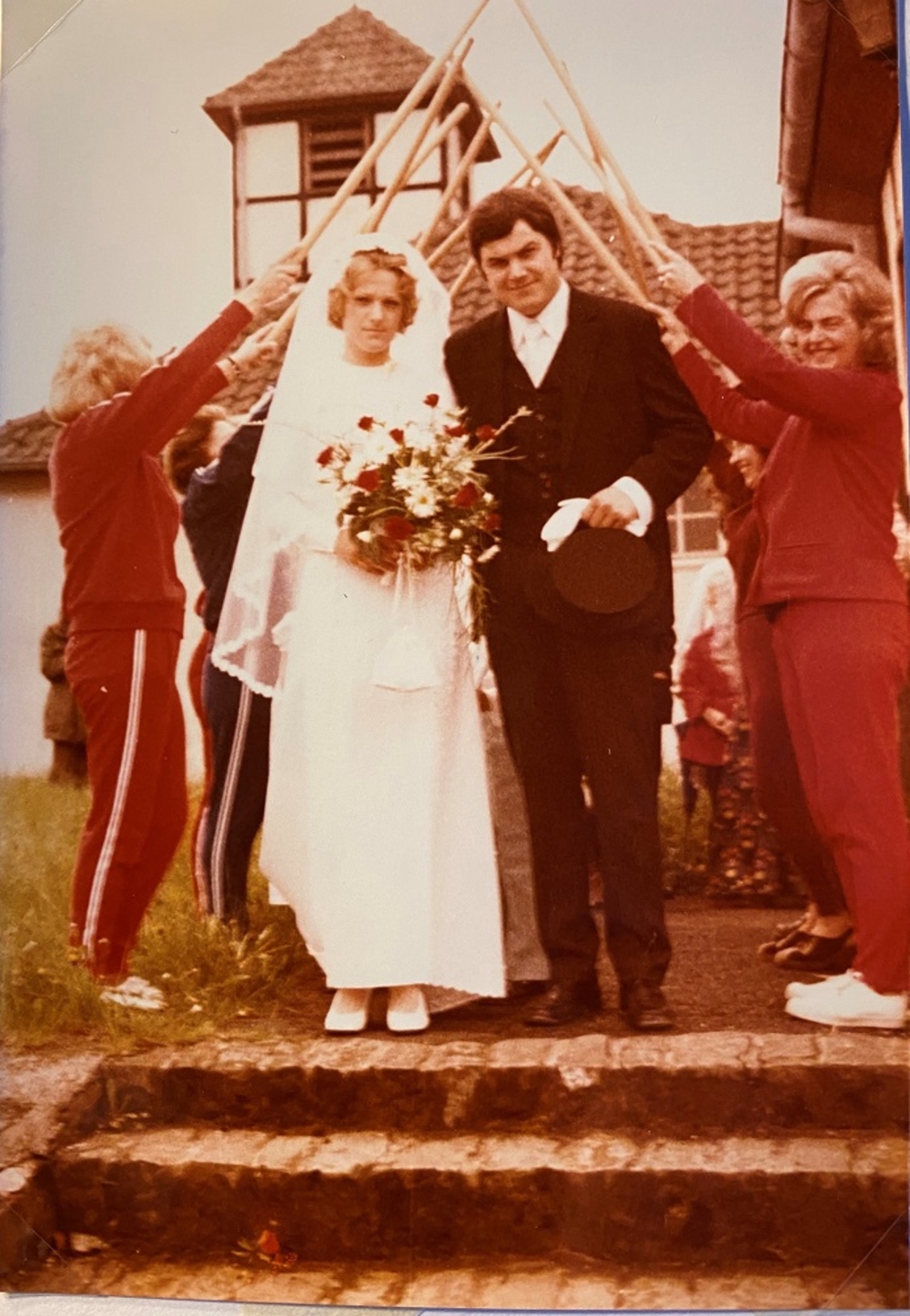 Brautpaar Margret (geb. Hallberg) und Lothar Krieger (1972) vor der Kapelle mit Spalier der Frauen vom SV Lohmar (rechts Erika Frey).