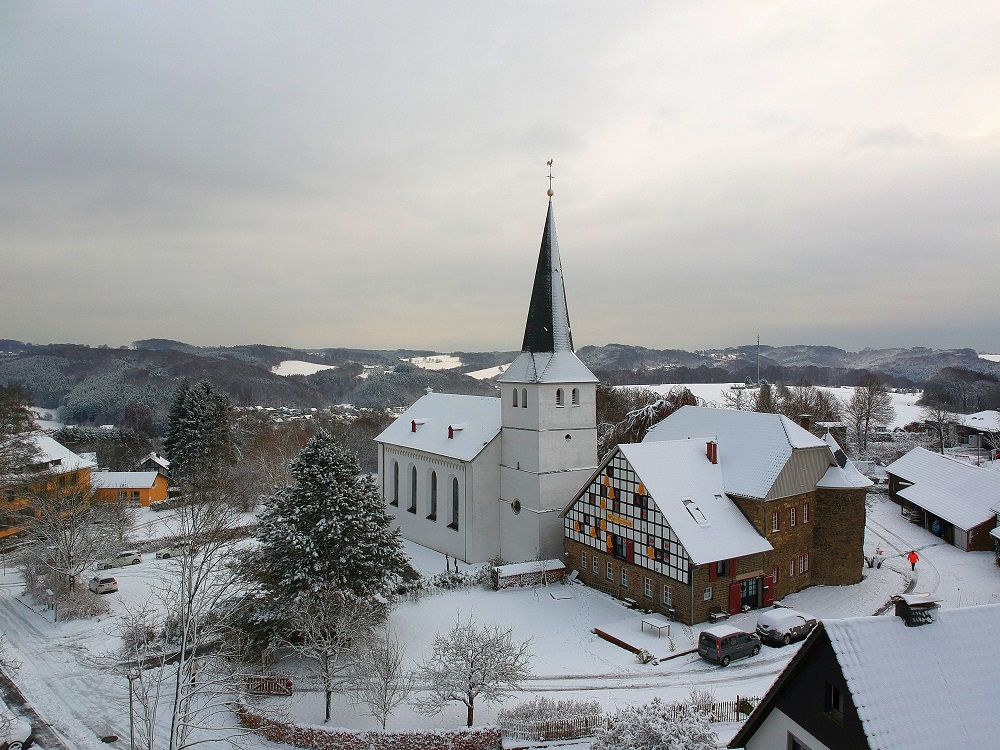 Kirche und Burg Honrath im Dezember 2017