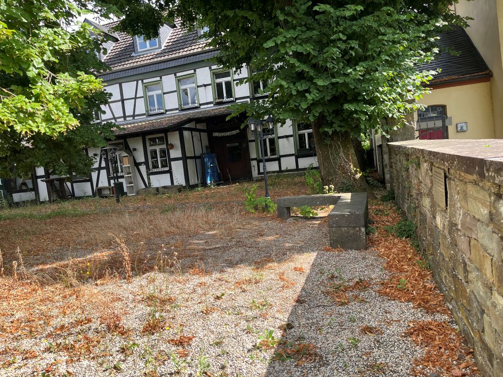Blick über den historischen Marktplatz zum Gasthof entlang der Mauer zur ev. Bartholomäuskirche.