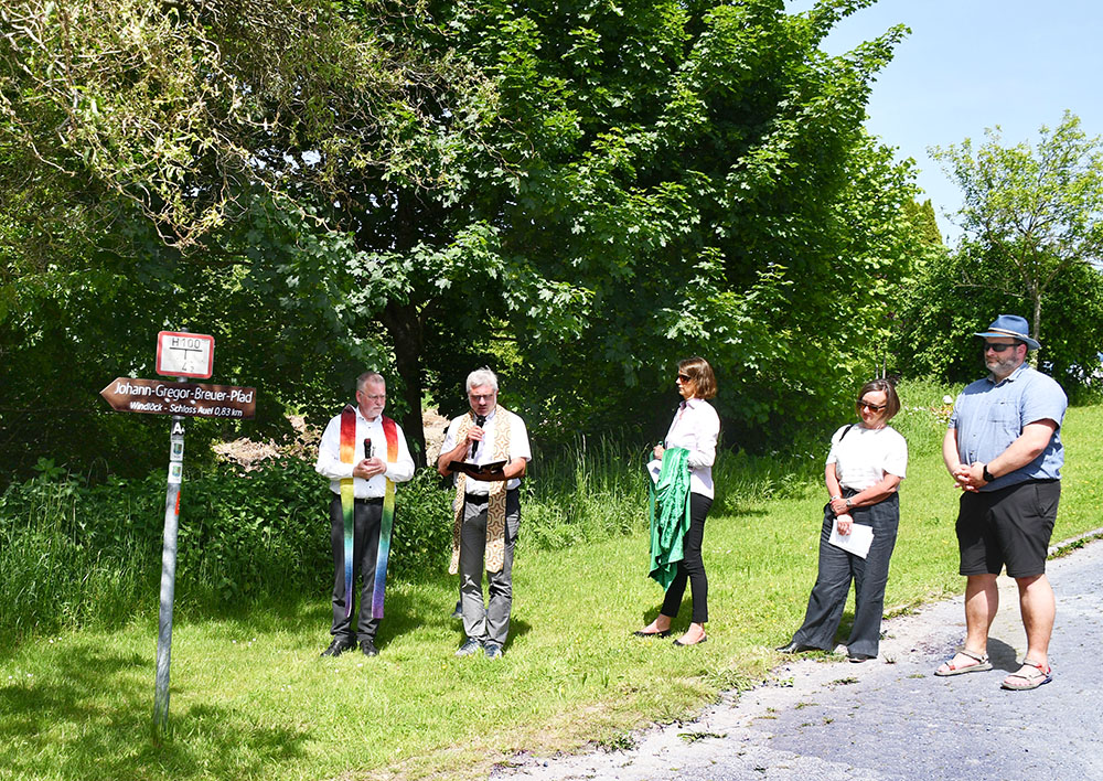 Alle Geistlichen mit der Gastgeberin bei der Einweihung des Wanderpfades.