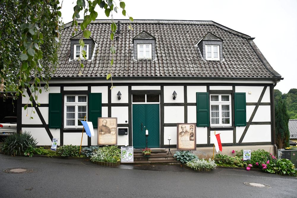 An der alten Schule von Neuhonrath erinnerte die Dorfgemeinschaft Neuhonrath + Auel an die verdienten Söhne der Kirchengemeinde: Johannes Höver und Johann Gregor Breuer.