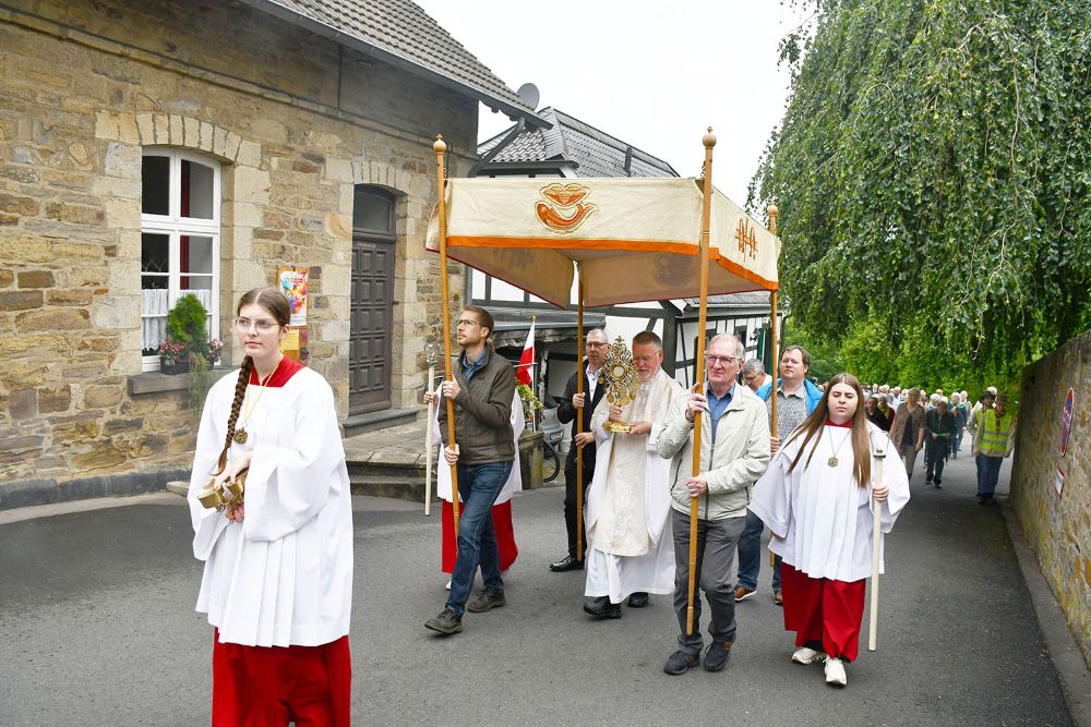 Nach dem Rundgang durch den Kern des Kirchdorfes, ging es zurück zur Kirche auf der Anhöhe. Hier fand die letzte Andacht statt und es wurde der eucharistische Segen mit der Monstranz gespendet.