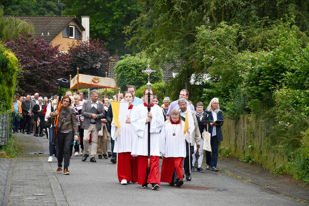 Die Fronleichnamsprozession von Sankt Johannes führte in diesem Jahr 2026 durch das Kirchdorf Neuhonrath.