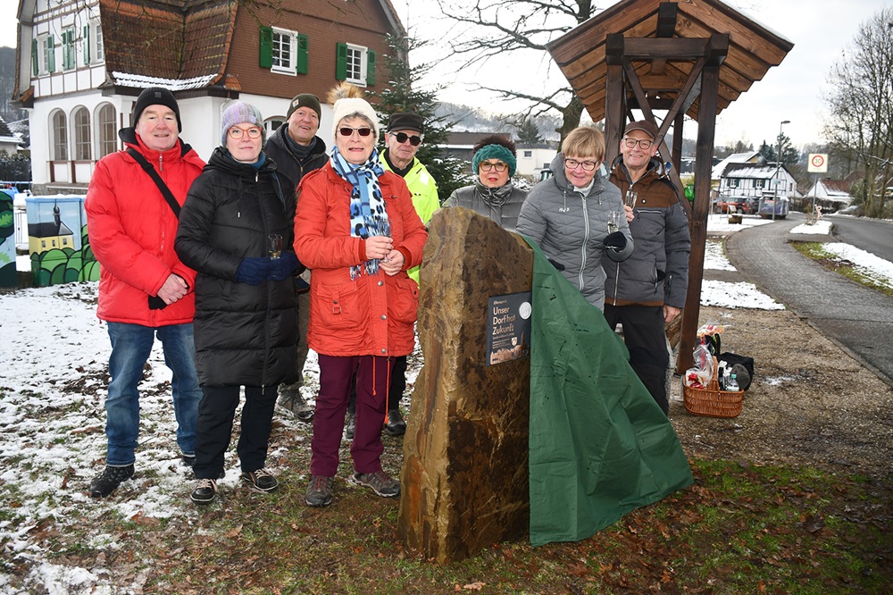 Die Stifterin Cäcilia Obermierbach enthüllte den Stein ganz vorsichtig – und war hellauf begeistert. Foto Ulrike Clever