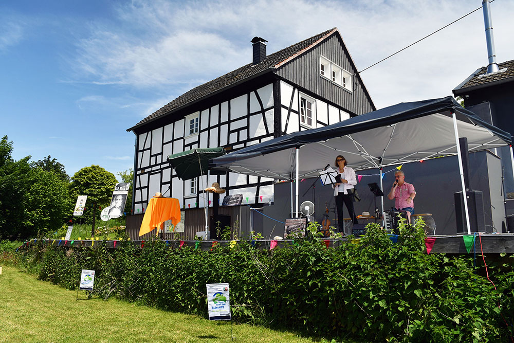 Erstmals wurde die Waldbühne von Windlöck in großem Stil bespielt. Gastgeberin Tatjana von la Valette begrüßte die zahlreichen Gäste, die es sich auf den Bierzeltbänken im Schatten der Scheune bequem gemacht hatten. 