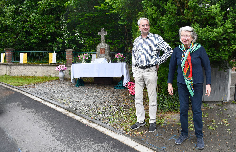 Thomas Kraus und seine Mutter Lieselotte haben wieder den Altar vor dem Wegekreuz hübsch geschmückt präsentiert. Das prächtige Blütenmeer aus ihrem Garten zierte auch in diesem Jahr nicht nur ihren Altar, sondern lieferte auch die Blüten und Blätter für die Blumenteppiche.