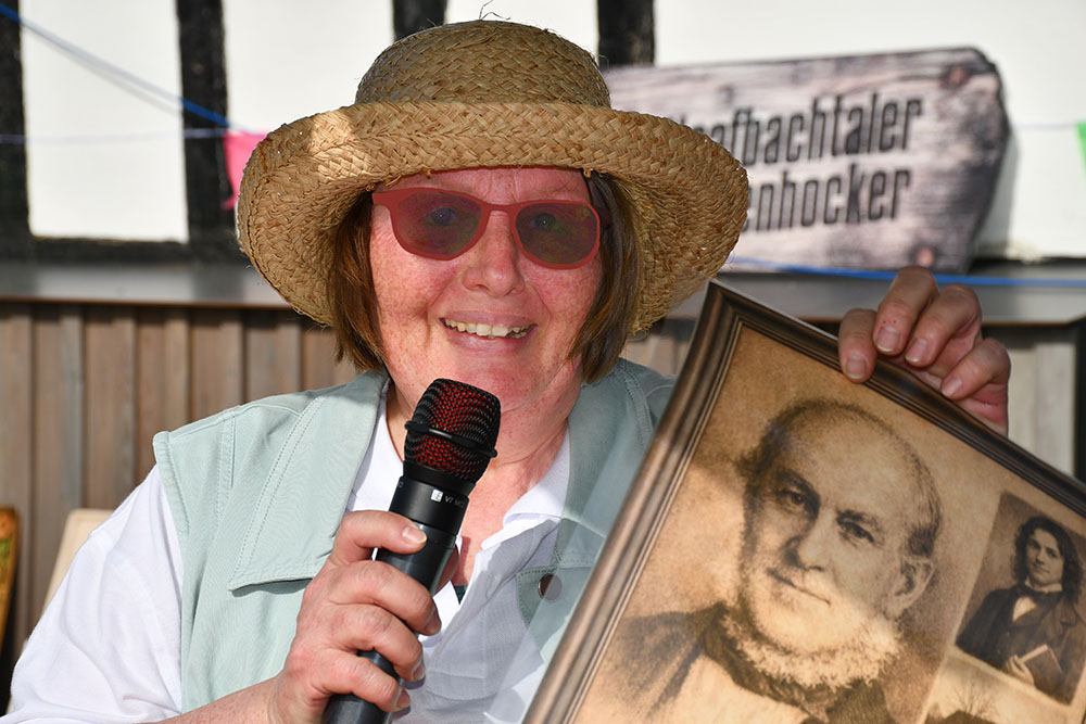 Ulrike Clever organisierte für die Dorfgemeinschaft Neuhonrath + Auel das Event zu Ehren der Breuer-Brüder. Sie moderierte die Veranstaltung und berichtete aus dem Leben von Adam Joseph Breuer. (Foto Axel Friedrich)